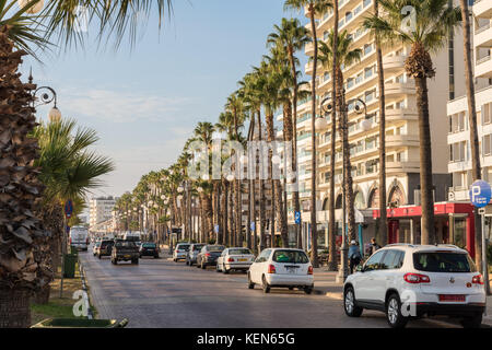 Finikoudes Promenade am frühen Morgen - Larnaca, Zypern Stockfoto