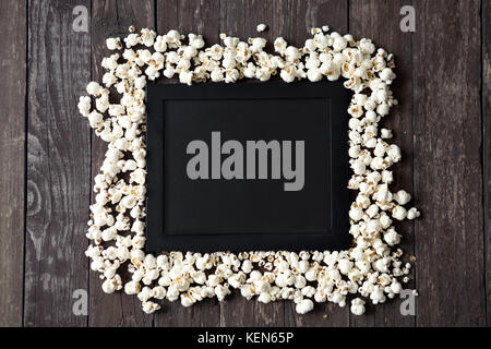 Filmklappe mit frischem Popcorn Stockfoto