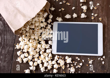 Digital Touchscreen Tablet mit frischem Popcorn Stockfoto