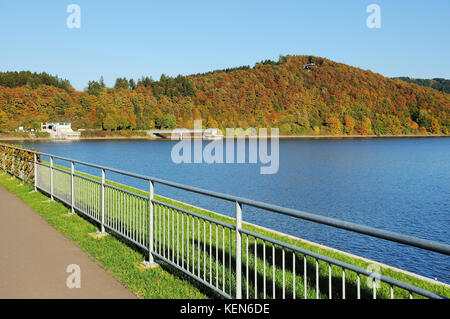 Biggetalsperre im Herbst - auf dem Damm Stockfoto