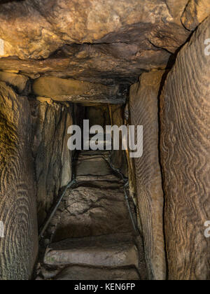 GAVRINIS HÖHLE INNERE Bretagne Frankreich, prähistorische Cairn, Dolmen, Trockenmauern, Grabhügel, mit renommierten symbolische und geheimnisvollen Stein Alter Schnitzereien. Eine der herausragenden Beispiel der frühesten Architektur und Steinzeit Kunst in der westlichen Welt. Cairn de Gavrinis Sagemor Cale de Penn-Lannic, Larmor Baden Bretagne Frankreich (Megalithes du Morbihan) Stockfoto