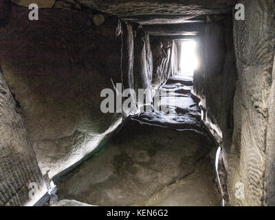 GAVRINIS HÖHLE INNERE Bretagne Frankreich, prähistorische Cairn, Dolmen, Trockenmauern, Grabhügel, mit renommierten symbolische und geheimnisvollen Stein Alter Schnitzereien. Eine der herausragenden Beispiel der frühesten Architektur und Steinzeit Kunst in der westlichen Welt. Cairn de Gavrinis Sagemor Cale de Penn-Lannic, Larmor Baden Bretagne Frankreich (Megalithes du Morbihan) Stockfoto