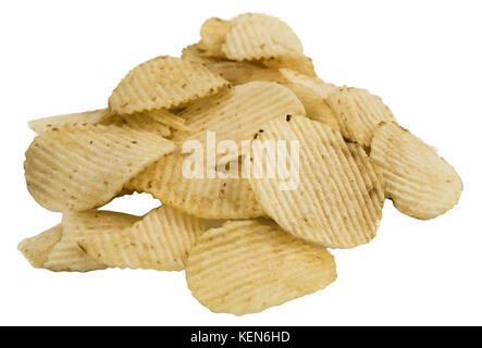 Stapel der zerknitterten wellig Kartoffelchips auf weißem Hintergrund Stockfoto