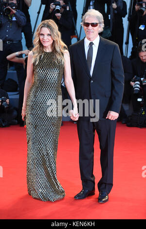 Michelle Pfeiffer und von David E.Kelley an der Premiere für Mutter während dem 74. Filmfestival in Venedig Venedig, Italien. © Paul Treadway Stockfoto