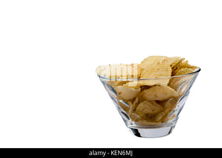 Stapel der zerknitterten wellig Kartoffelchips auf weißem Hintergrund Stockfoto