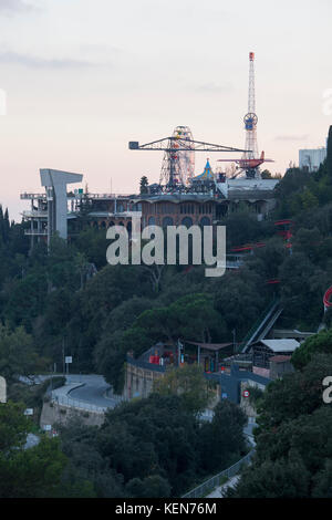 Tibidabo Amusement Park in den Bergen über Barcelona in der goldenen Morgenlicht Stockfoto