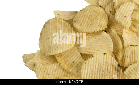 Stapel der zerknitterten wellig Kartoffelchips auf weißem Hintergrund Stockfoto