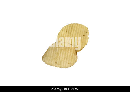 Ein paar zerknitterte wellig Kartoffelchips auf weißem Hintergrund Stockfoto