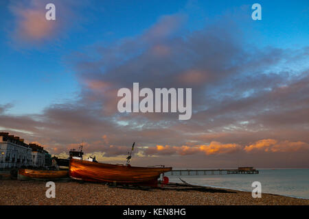 Rosa Dämmerung über deal Pier Stockfoto