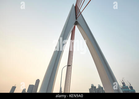 Brücke in Chongqing Stadt bei Sonnenuntergang, China. Stockfoto