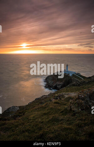 Südlich Leuchtturm bei Sonnenuntergang stack, Holy Island, Anglesey, Wales Stockfoto