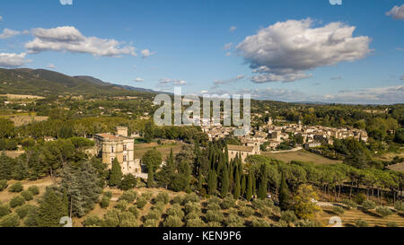 Luftaufnahme von lourmarin Schloss und Dorf im Südosten Frankreich Stockfoto