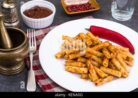 Pasta mit würziger Sauce. studio Foto Stockfoto