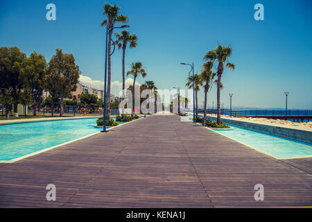 Holz- Damm mit Palmen in Limassol, Zypern Stockfoto