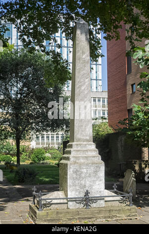 LONDON, Vereinigtes Königreich - 25. AUGUST 2017: Grabsteindenkmal für Daniel Defoe in der Bunhill Row Grabstätte Stockfoto