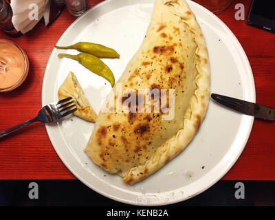 Köstliche, frisch zubereitete warme calzone Pizza Stockfoto