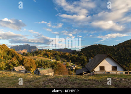 Sonnenuntergang auf den Hütten von Alpe Blitz, vor dem Monte Limidario, Craveggia, Val Vigezzo, Piemont, Italien. Stockfoto