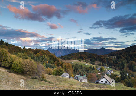 Sonnenuntergang auf den Hütten von Alpe Blitz, vor dem Monte Limidario, Craveggia, Val Vigezzo, Piemont, Italien. Stockfoto