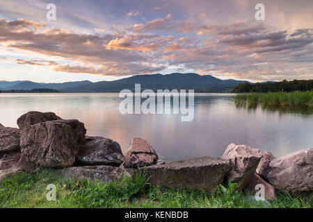Ein Sommer Sonnenuntergang am Lago di Varese bei Cazzago Brabbia Hafen widerspiegelt, Provinz Varese, Lombardei, Italien. Stockfoto