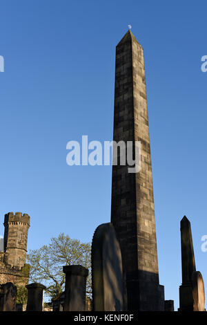 Der Mond über der Obelisk zur Erinnerung an den amerikanischen Bürgerkrieg in alten calton Grabstätte, Edinburgh, Schottland Stockfoto