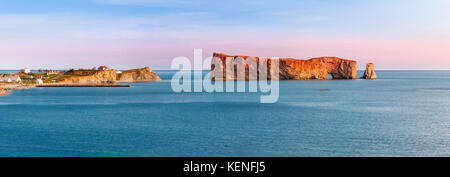 Percé Rock Panoramablick von gaspe Halbinsel bei Sonnenuntergang in Québec, Kanada Stockfoto