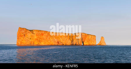 Percé Rock oder Rocher percé Blick von gaspe Halbinsel bei Sonnenuntergang in Québec, Kanada. Stockfoto