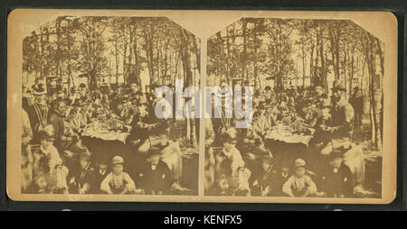 Dieses Foto von James O. Durgan zeigt eine Gruppe von Menschen, die an einem Hummer-Feed teilnehmen. Das Bild fängt das gesellschaftliche und kulinarische Treffen ein und zeigt Einzelpersonen, die ein traditionelles Hummer-Essen in einem festlichen Ambiente genießen, wobei die Gemeinschaft und die Esskultur betont werden. Stockfoto