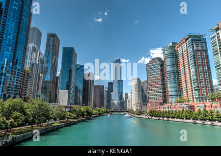 Blick auf die Innenstadt von Chicago, Illinois, USA, von dusable Brücke mit Blick auf das Trump International Hotel & Tower Stockfoto