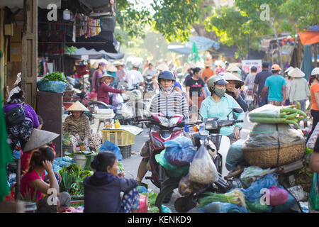 Saigon, Vietnam - Juni 2017: anstrengenden Morgen Straße Gemüsemarkt, Saigon, Vietnam. Stockfoto