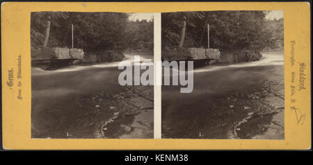 Dieses Foto von Seneca Ray Stoddard fängt die malerischen Stromschnellen in Ticonderoga ein und zeigt die natürliche Schönheit der Region. Stoddard, ein bekannter Fotograf des späten 19. Und frühen 20. Jahrhunderts, ist bekannt für seine Landschaftsfotografie. Stockfoto