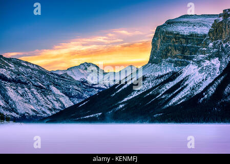 Wintermorgen am Lake Minnewanka im Banff National Park. Stockfoto