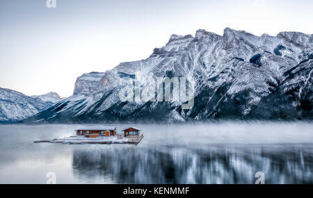 Wintermorgen am Lake Minnewanka im Banff National Park. Stockfoto