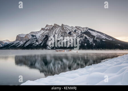 Wintermorgen am Lake Minnewanka im Banff National Park. Stockfoto