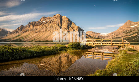 Am frühen Morgen bei Bow Lake entlang des Icefields Parkway, Banff National Park. Stockfoto