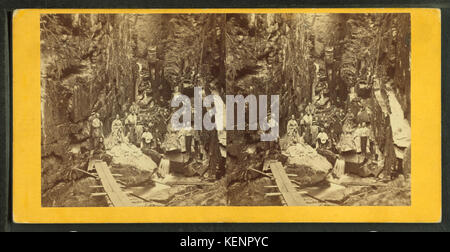 Dieses 1867 von H. S. Fifield aufgenommene Foto zeigt die Besucher der Flume, einer beliebten Touristenattraktion dieser Zeit, und fängt einen Moment der Freizeit und Reise des 19. Jahrhunderts ein. Stockfoto