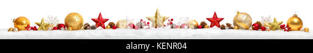 Weihnachten Grenze oder Banner mit Stars und Kugeln in einer Reihe auf Schnee arrangiert, extra breit und auf weißem Hintergrund Stockfoto