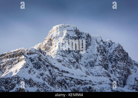 Die schneebedeckten Berge entlang des Icefields Parkway entfernt. Stockfoto