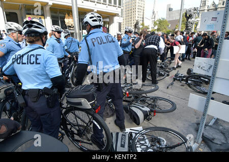 Philadelphia, PA., USA. 21. Oktober, 2017. Demonstranten mit echter Gerechtigkeit Philadelphia konfrontieren Polizei am 21. Oktober 2017 nach US Attorney General Jeff Sessions liefert Erläuterungen zum Projekt sicheren Nachbarschaften in den großen Städten Chiefs Association Fall Meeting, auf dem nahe gelegenen Pennsylvania Convention Center, Philadelphia, PA. Bei der Ankunft am Frank Rizzo Statue, in der Nähe von City Hall Polizisten und Demonstranten zusammenstießen. Fünf Personen wurden festgenommen und nach einer Polizei von Philadelphia Òwill supervisorÊat die Lage wahrscheinlich Home später mit einem Zitat gesendet werden. Stockfoto