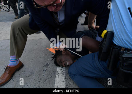 Philadelphia, PA., USA. 21. Oktober, 2017. Demonstranten mit echter Gerechtigkeit Philadelphia konfrontieren Polizei am 21. Oktober 2017 nach US Attorney General Jeff Sessions liefert Erläuterungen zum Projekt sicheren Nachbarschaften in den großen Städten Chiefs Association Fall Meeting, auf dem nahe gelegenen Pennsylvania Convention Center, Philadelphia, PA. Bei der Ankunft am Frank Rizzo Statue, in der Nähe von City Hall Polizisten und Demonstranten zusammenstießen. Fünf Personen wurden festgenommen und nach einer Polizei von Philadelphia Òwill supervisorÊat die Lage wahrscheinlich Home später mit einem Zitat gesendet werden. Stockfoto