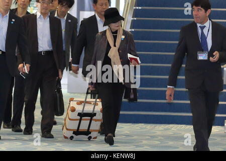 Yuriko Koike, 21. Oktober 2017: Tokio Gouverneur und Führer der Partei der Hoffnung Yuriko Koike reist 40 am 21. Oktober 2017 nach Paris und nimmt am Haneda International Airport in Tokio/Japan Teil. Quelle: Motoo Naka/AFLO/Alamy Live News Stockfoto