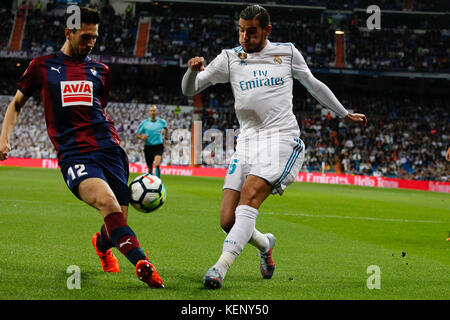 Paulo Oliveira (12) SD Eibar player. Dani Fernandez (24) von Real Madrid Spieler. La Liga zwischen Real Madrid vs SD Eibar im Santiago Bernabeu in Madrid, Spanien, 22. Oktober 2017. Credit: Gtres Información más Comuniación auf Linie, S.L./Alamy leben Nachrichten Stockfoto