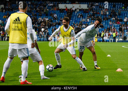 Sergio Ramos Garcia (4) Spieler von Real Madrid vor dem Spiel warm-up Francisco römischen Alarcon (22) von Real Madrid Spieler. La Liga zwischen Real Madrid vs SD Eibar im Santiago Bernabeu in Madrid, Spanien, 22. Oktober 2017. Credit: Gtres Información más Comuniación auf Linie, S.L./Alamy leben Nachrichten Stockfoto