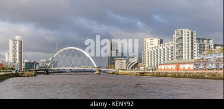 Glasgow, Schottland, Großbritannien. 22. Oktober, 2017. UK Wetter. Panorama der Clyde Arc Straße Brücke, die den Fluss Clyde an einem sonnigen Nachmittag. Credit: Skully/Alamy leben Nachrichten Stockfoto