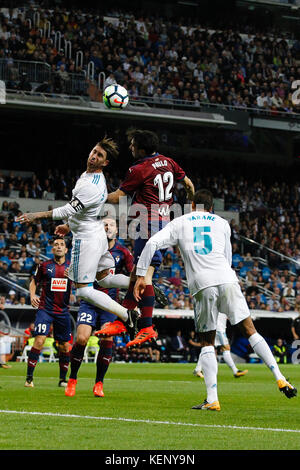 Ziel im eigenen Tür von Paulo OliveiraSergio Ramos Garcia (4) Spieler von Real Madrid feiert die (1, 0) nach dem Ziel seines Teams zählen. Paulo Oliveira (12) SD Eibar player. La Liga zwischen Real Madrid vs SD Eibar im Santiago Bernabeu in Madrid, Spanien, 22. Oktober 2017. Credit: Gtres Información más Comuniación auf Linie, S.L./Alamy leben Nachrichten Stockfoto