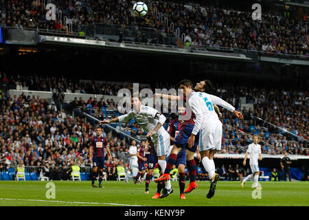 Ziel im eigenen Tür von Paulo OliveiraSergio Ramos Garcia (4) Spieler von Real Madrid feiert die (1, 0) nach dem Ziel seines Teams zählen. Paulo Oliveira (12) SD Eibar player. La Liga zwischen Real Madrid vs SD Eibar im Santiago Bernabeu in Madrid, Spanien, 22. Oktober 2017. Credit: Gtres Información más Comuniación auf Linie, S.L./Alamy leben Nachrichten Stockfoto