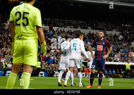 Ziel im eigenen Tür von Paulo OliveiraSergio Ramos Garcia (4) Spieler von Real Madrid feiert die (1, 0) nach dem Ziel seines Teams zählen. Paulo Oliveira (12) SD Eibar player. David Lomban (22) SD Eibar player. Marko Dmitrovic (25) SD Eibar player. La Liga zwischen Real Madrid vs SD Eibar im Santiago Bernabeu in Madrid, Spanien, 22. Oktober 2017. Credit: Gtres Información más Comuniación auf Linie, S.L./Alamy leben Nachrichten Stockfoto