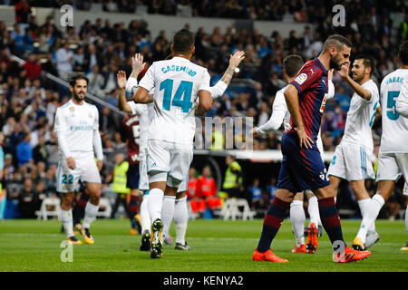 Ziel im eigenen Tür von Paulo OliveiraSergio Ramos Garcia (4) Spieler von Real Madrid feiert die (1, 0) nach dem Ziel seines Teams zählen. Carlos Enrique Casemiro (14) von Real Madrid Spieler. Paulo Oliveira (12) SD Eibar player. La Liga zwischen Real Madrid vs SD Eibar im Santiago Bernabeu in Madrid, Spanien, 22. Oktober 2017. Credit: Gtres Información más Comuniación auf Linie, S.L./Alamy leben Nachrichten Stockfoto