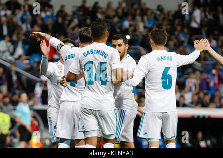 Gol en propia Puerta de Paulo OliveiraSergio Ramos Garcia (4) Spieler von Real Madrid feiert die (1, 0) nach dem Ziel seines Teams zählen. Paulo Oliveira (12) SD Eibar player. La Liga zwischen Real Madrid vs SD Eibar im Santiago Bernabeu in Madrid, Spanien, 22. Oktober 2017. Credit: Gtres Información más Comuniación auf Linie, S.L./Alamy leben Nachrichten Stockfoto