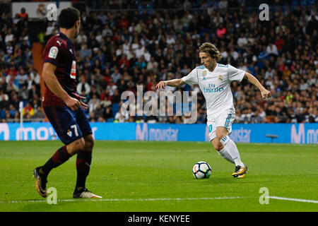 Ziel im eigenen Tür von Paulo OliveiraLuka Modric (10) von Real Madrid Spieler. Ander Capa (7) "SD Eibar player. La Liga zwischen Real Madrid vs SD Eibar im Santiago Bernabeu in Madrid, Spanien, 22. Oktober 2017. Credit: Gtres Información más Comuniación auf Linie, S.L./Alamy leben Nachrichten Stockfoto