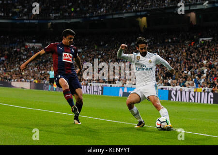 Ander Capa (7) "SD Eibar player. Francisco römischen Alarcon (22) von Real Madrid Spieler. La Liga zwischen Real Madrid vs SD Eibar im Santiago Bernabeu in Madrid, Spanien, 22. Oktober 2017. Credit: Gtres Información más Comuniación auf Linie, S.L./Alamy leben Nachrichten Stockfoto